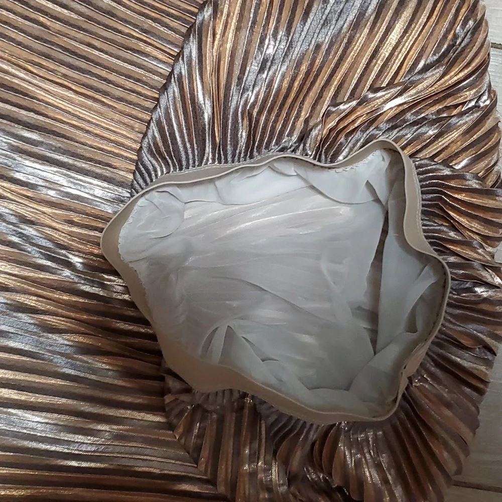 Medium Mid-Length Skirt with Gold and Silver Pleats - Picture 4 of 4